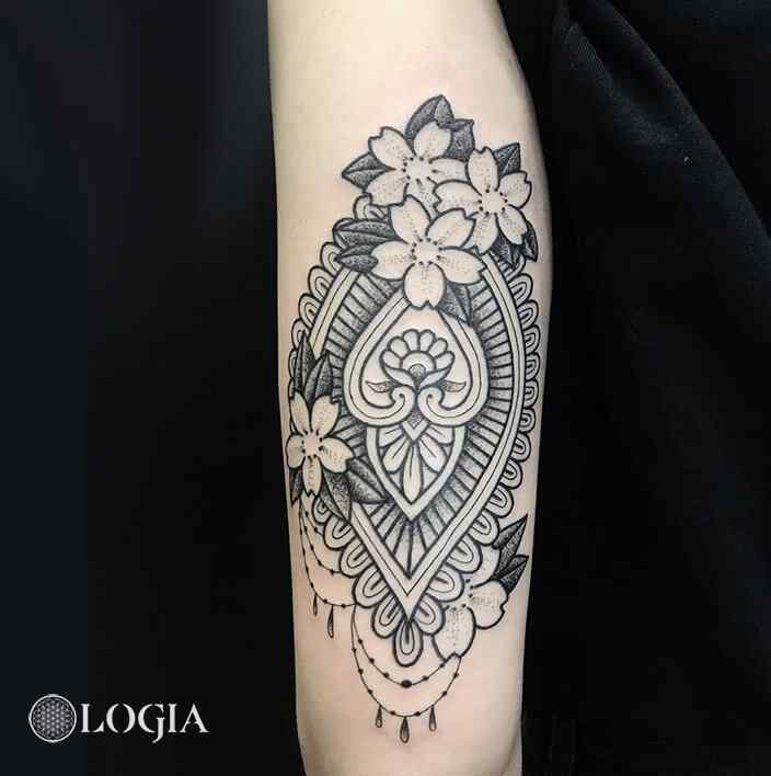 tatuaje-ornamental-brazo-logia-barcelona-laia-desole  